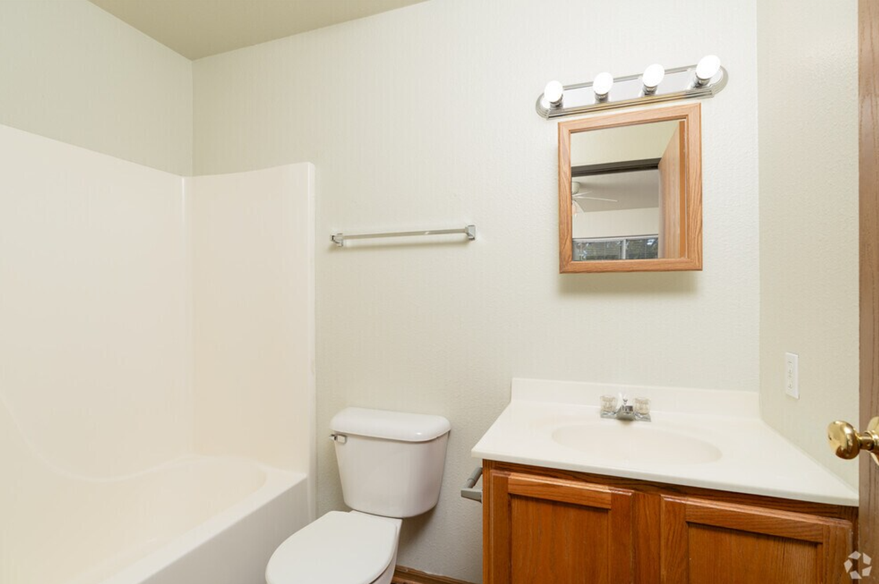 1103 West Broadway - Photo 5 of 37