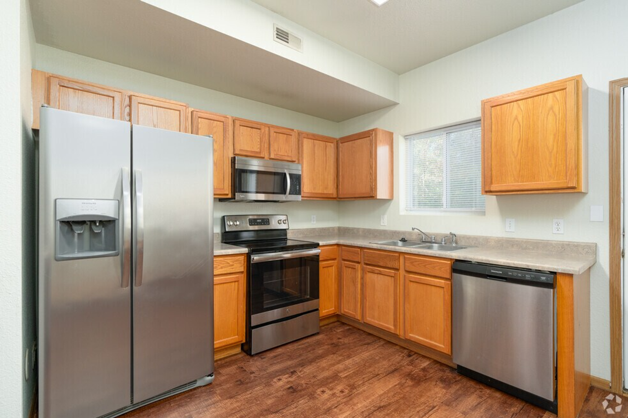 1103 West Broadway - Photo 6 of 37