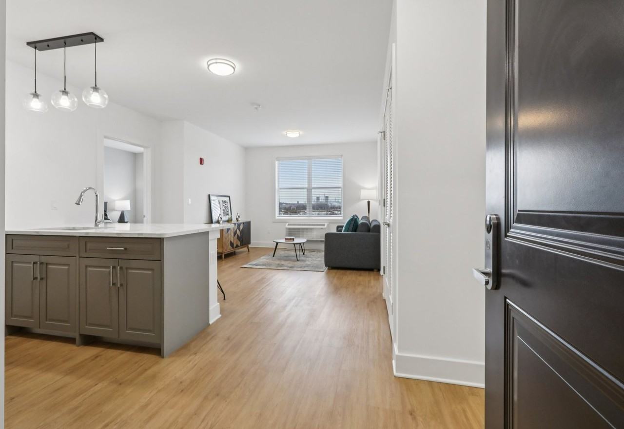 Meridia Little Ferry 100 - Photo 4 of 50