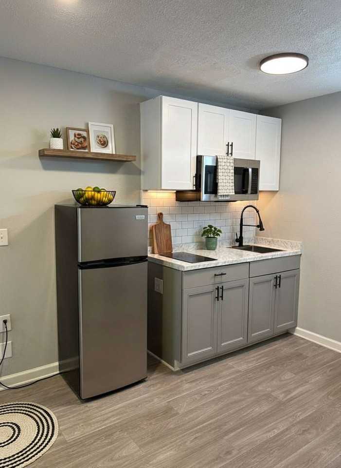 LIMITED - Photo 2 of 6