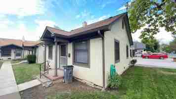 featured image of 920 W 11th St