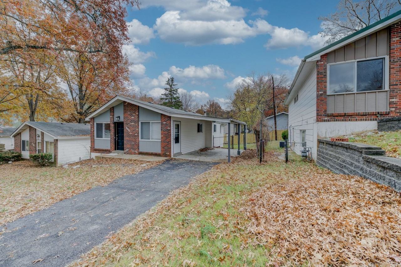 2379 Ida Ln - Photo 2 of 17