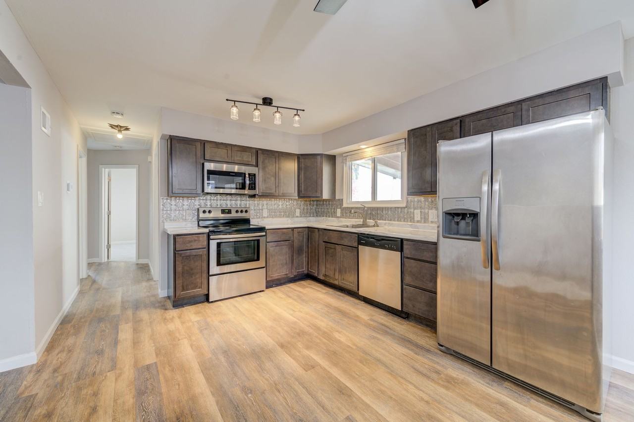 2379 Ida Ln - Photo 6 of 17