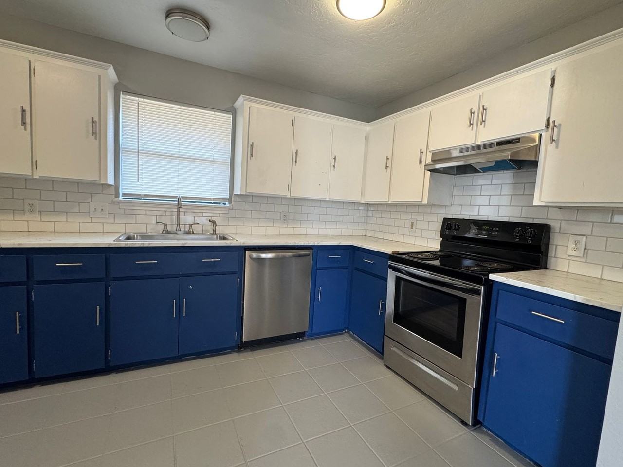 1916 Sw E Ave #A - Photo 3 of 10