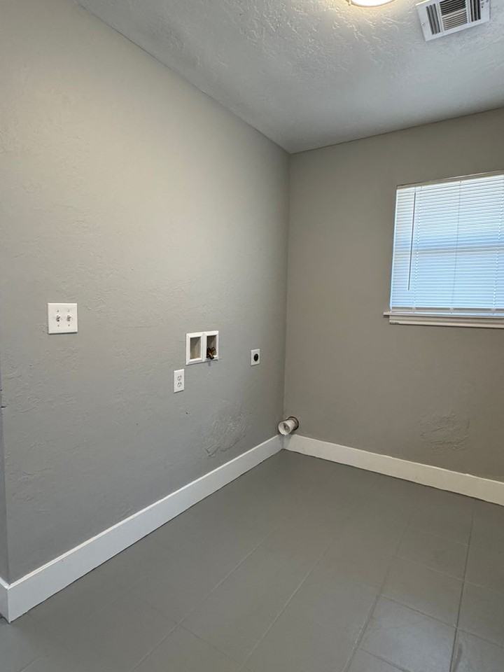 1916 Sw E Ave #A - Photo 5 of 10