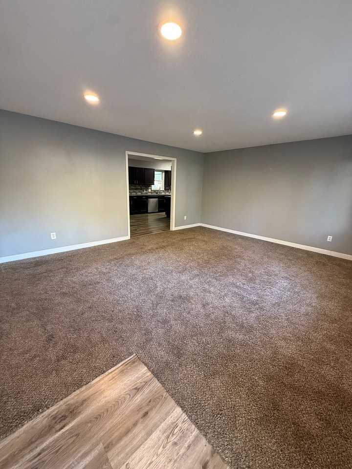 1523 N Rainbow Ave - Photo 2 of 21