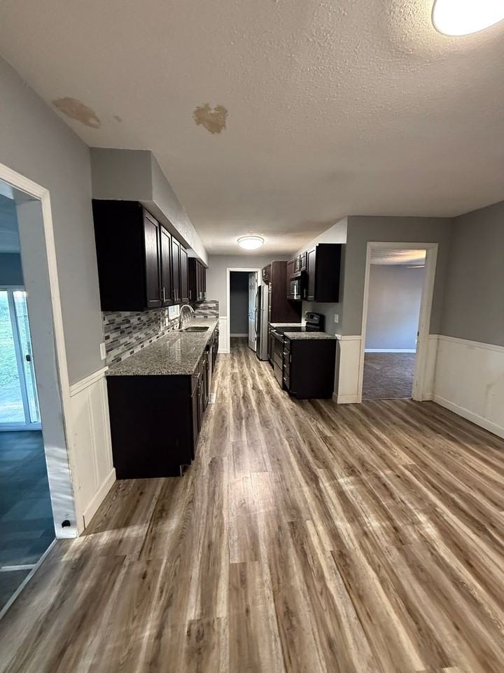 1523 N Rainbow Ave - Photo 4 of 21