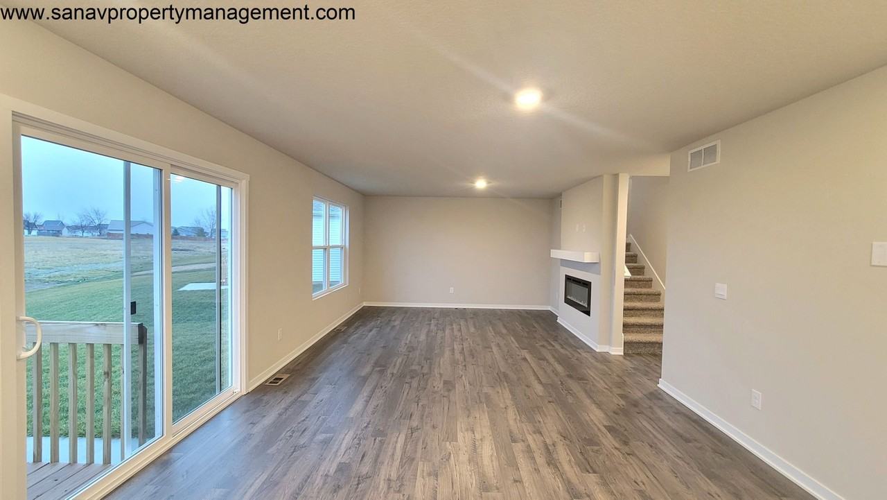 1104 Cove Street Southeast - Photo 4 of 10