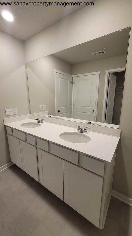 1104 Cove Street Southeast - Photo 6 of 10