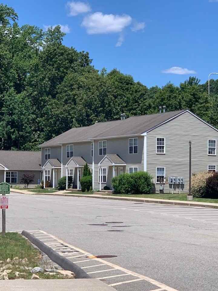 Townhome style apartment in Norwich - Photo 4 of 13