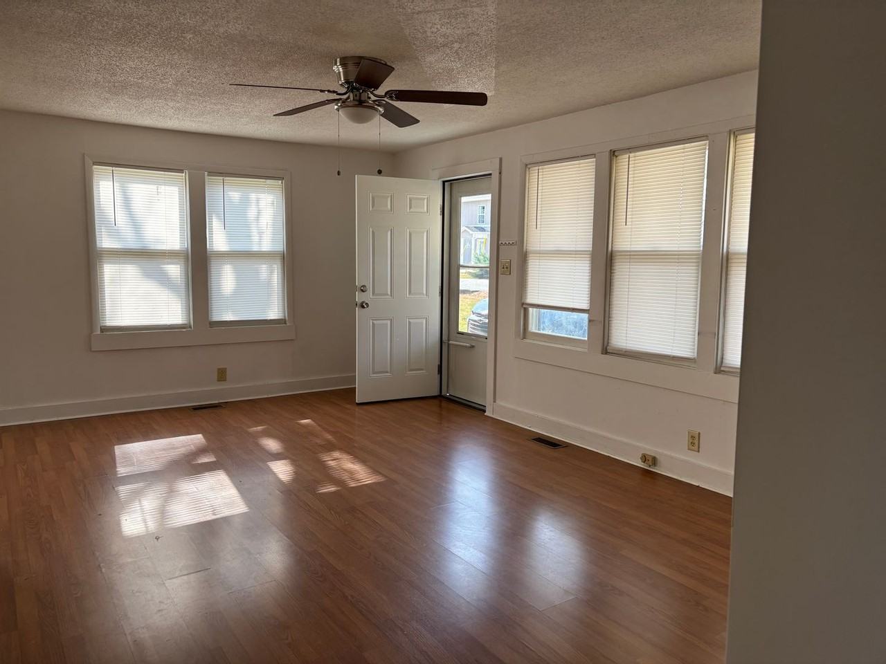 400 N Diagonal St - Photo 2 of 11