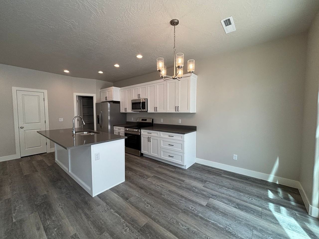 867 S 4380 W - Photo 7 of 38