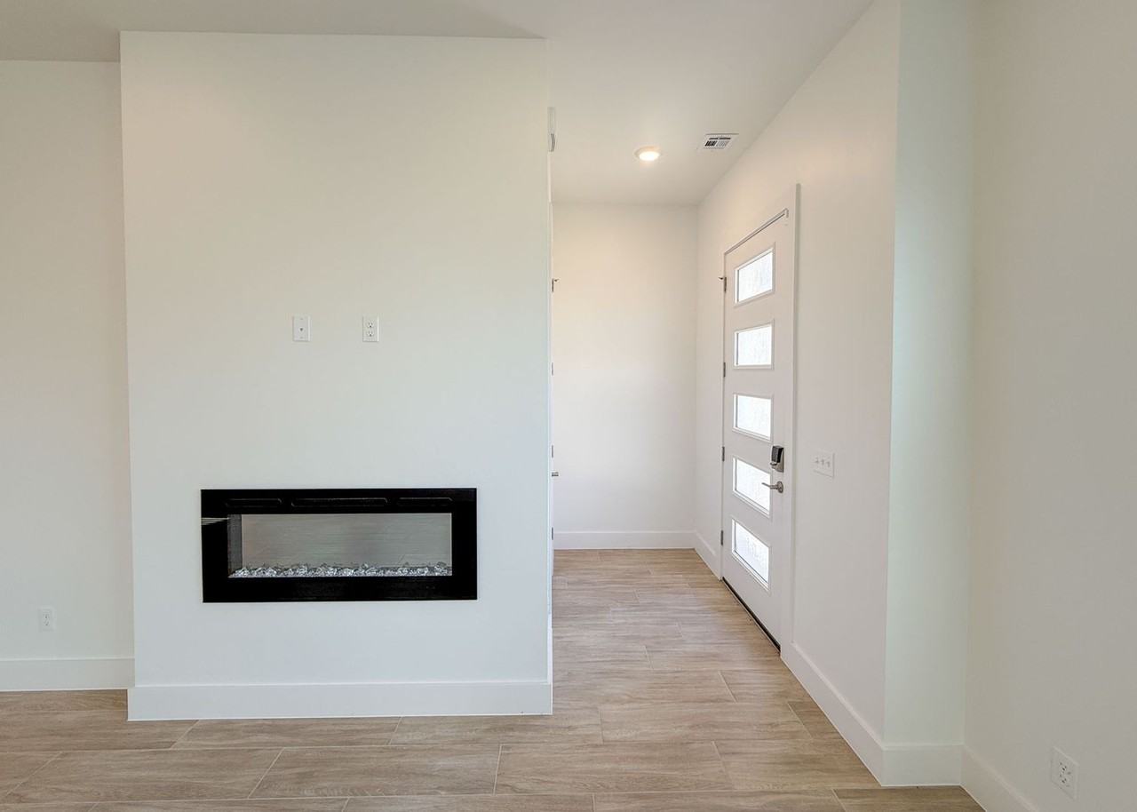 13112 Maplewood Ave - Photo 3 of 31