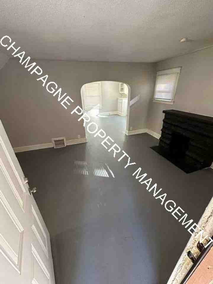 2463 Denver Avenue - Photo 4 of 22