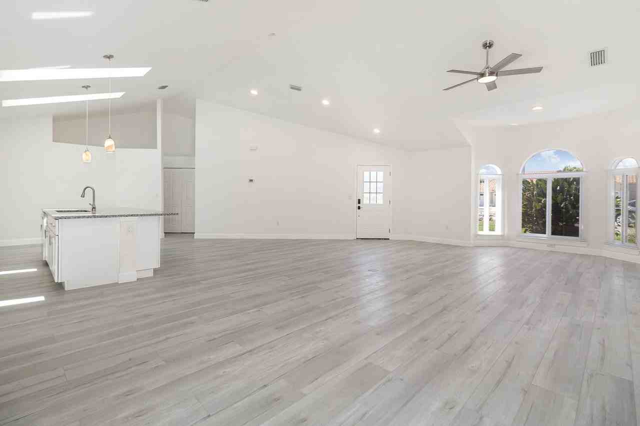 180 Waters Edge Ln - Photo 2 of 22