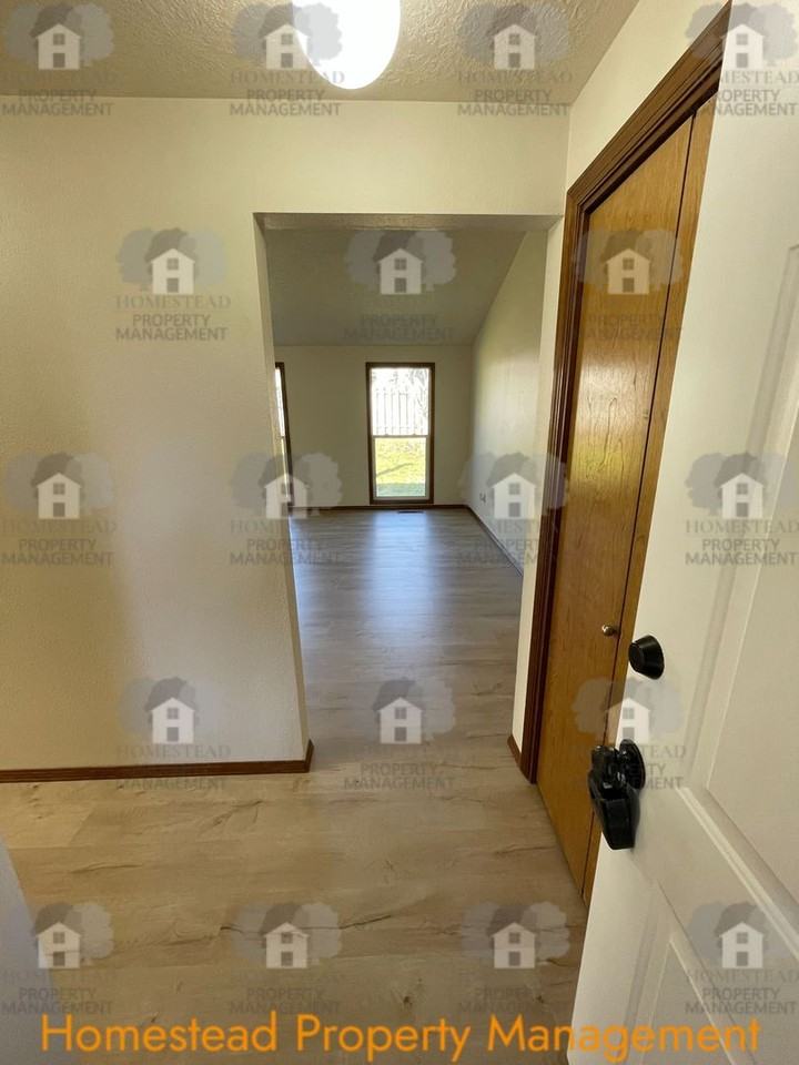 1957 Maplewood Ct S - Photo 3 of 31