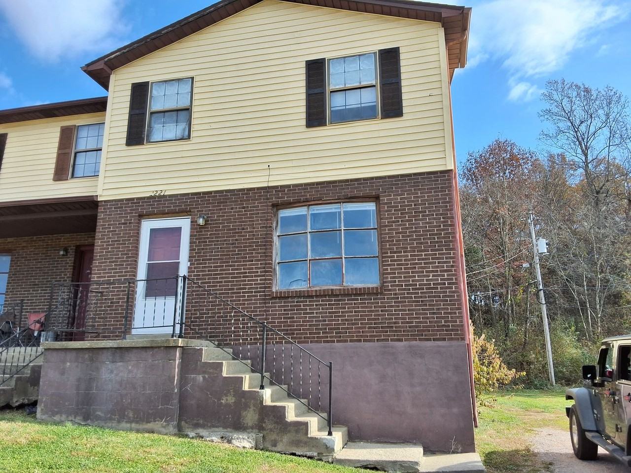 1221 Clear Ridge Lane