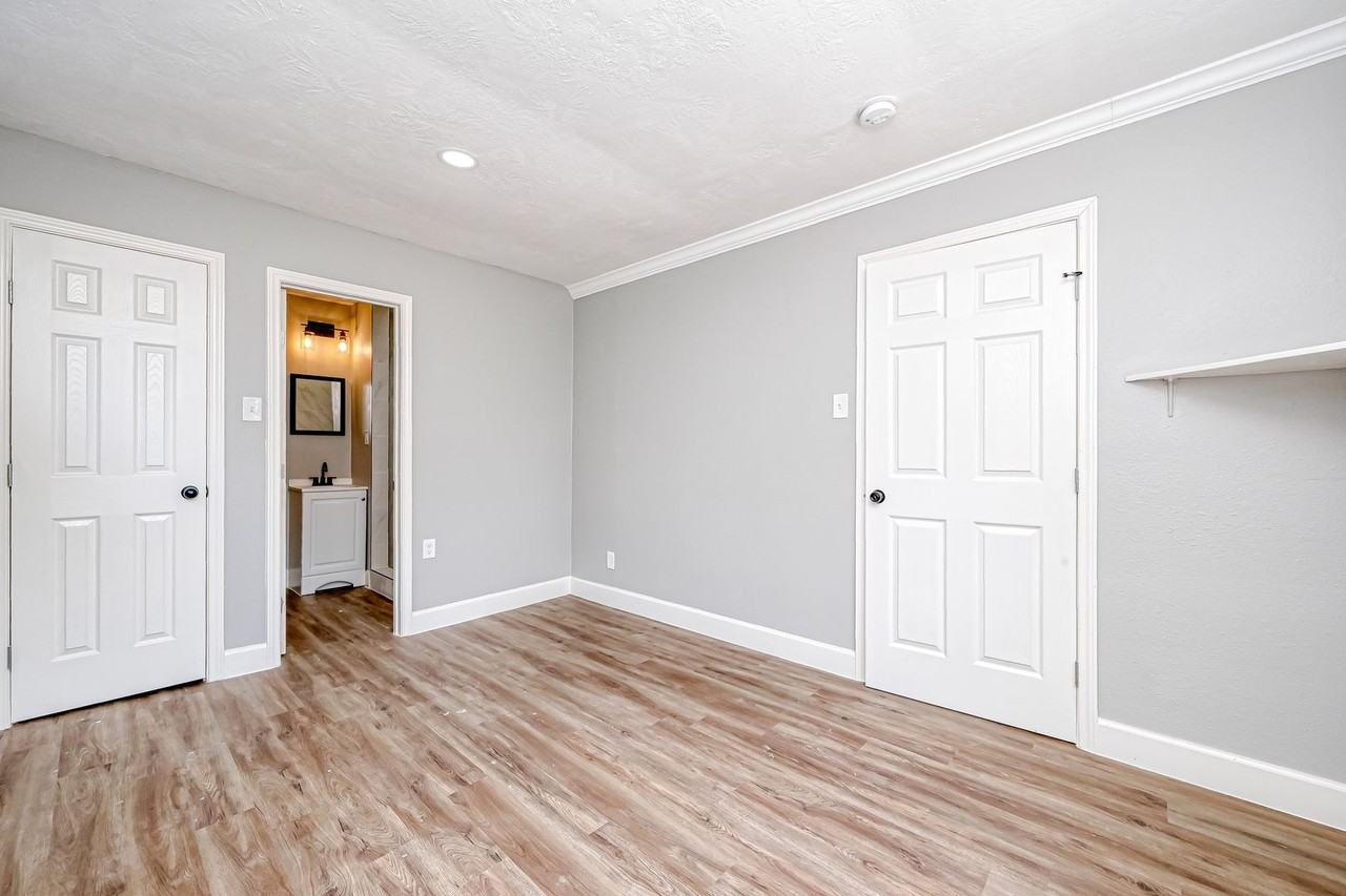 6715 Victoria St. - Photo 3 of 27