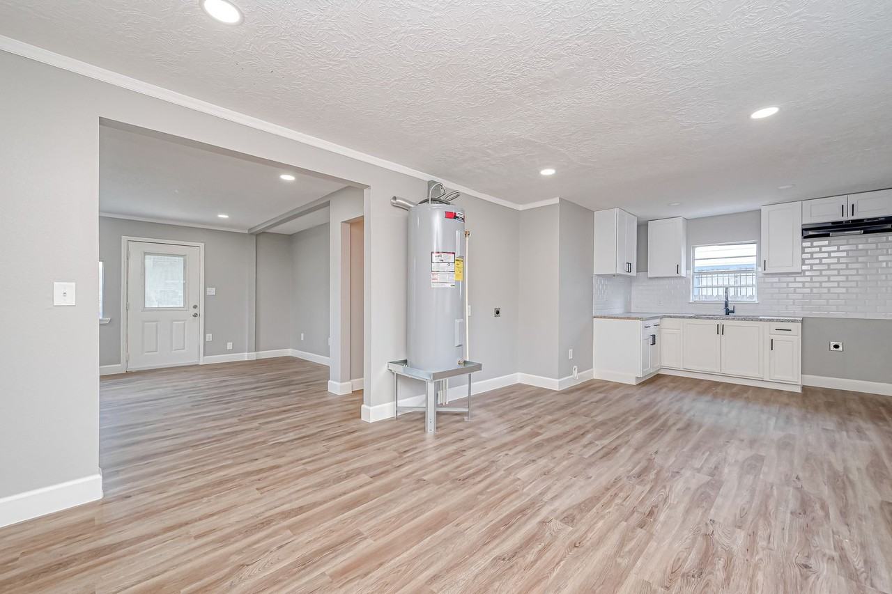 6715 Victoria St. - Photo 4 of 27