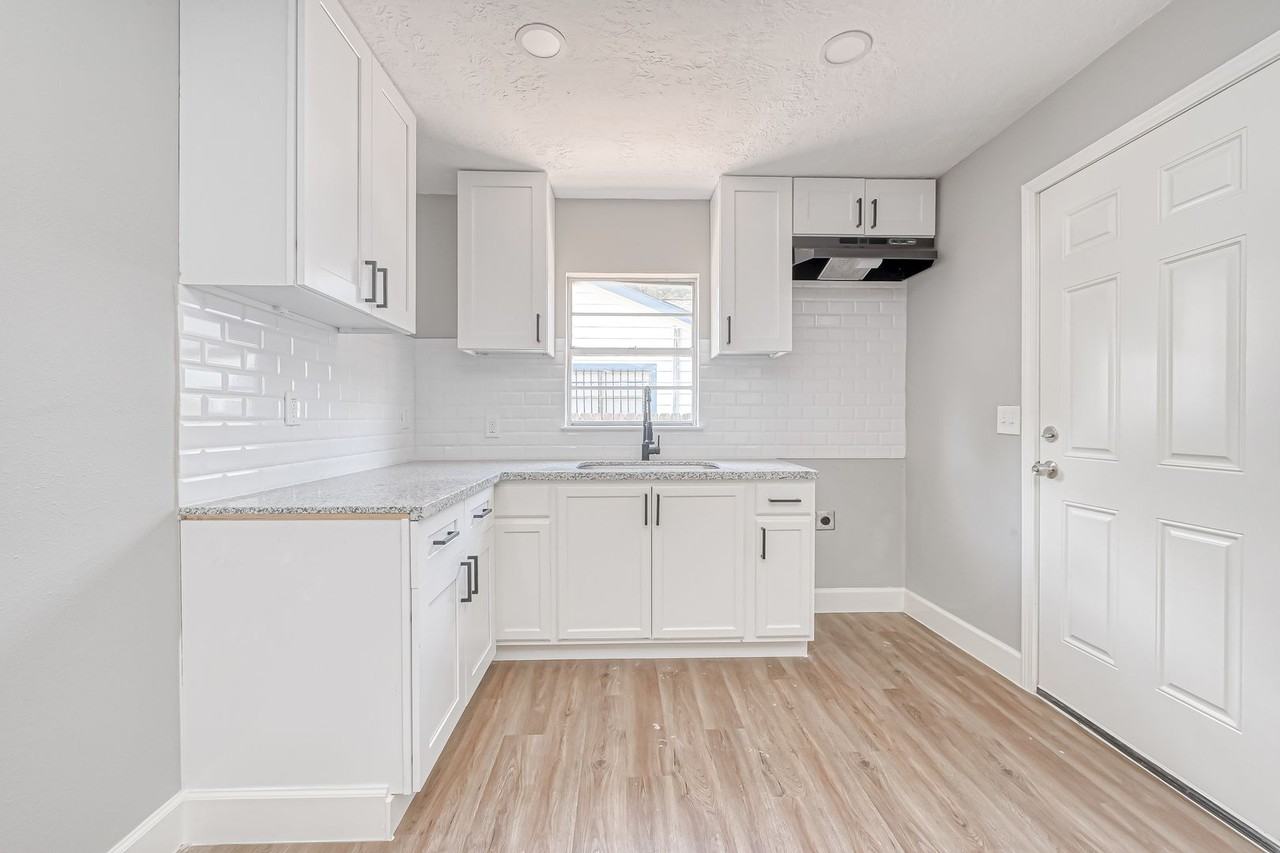 6715 Victoria St. - Photo 6 of 27