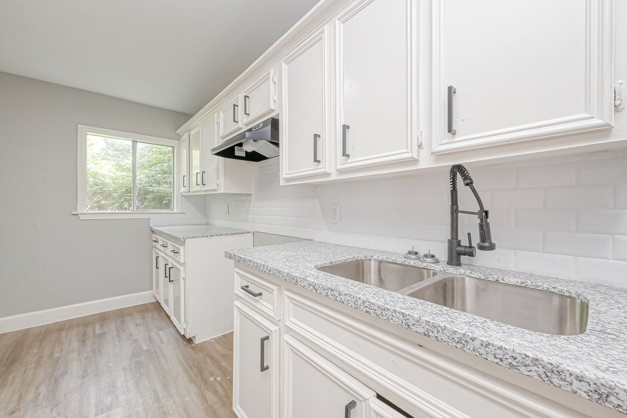 6715 Victoria St. - Photo 7 of 27