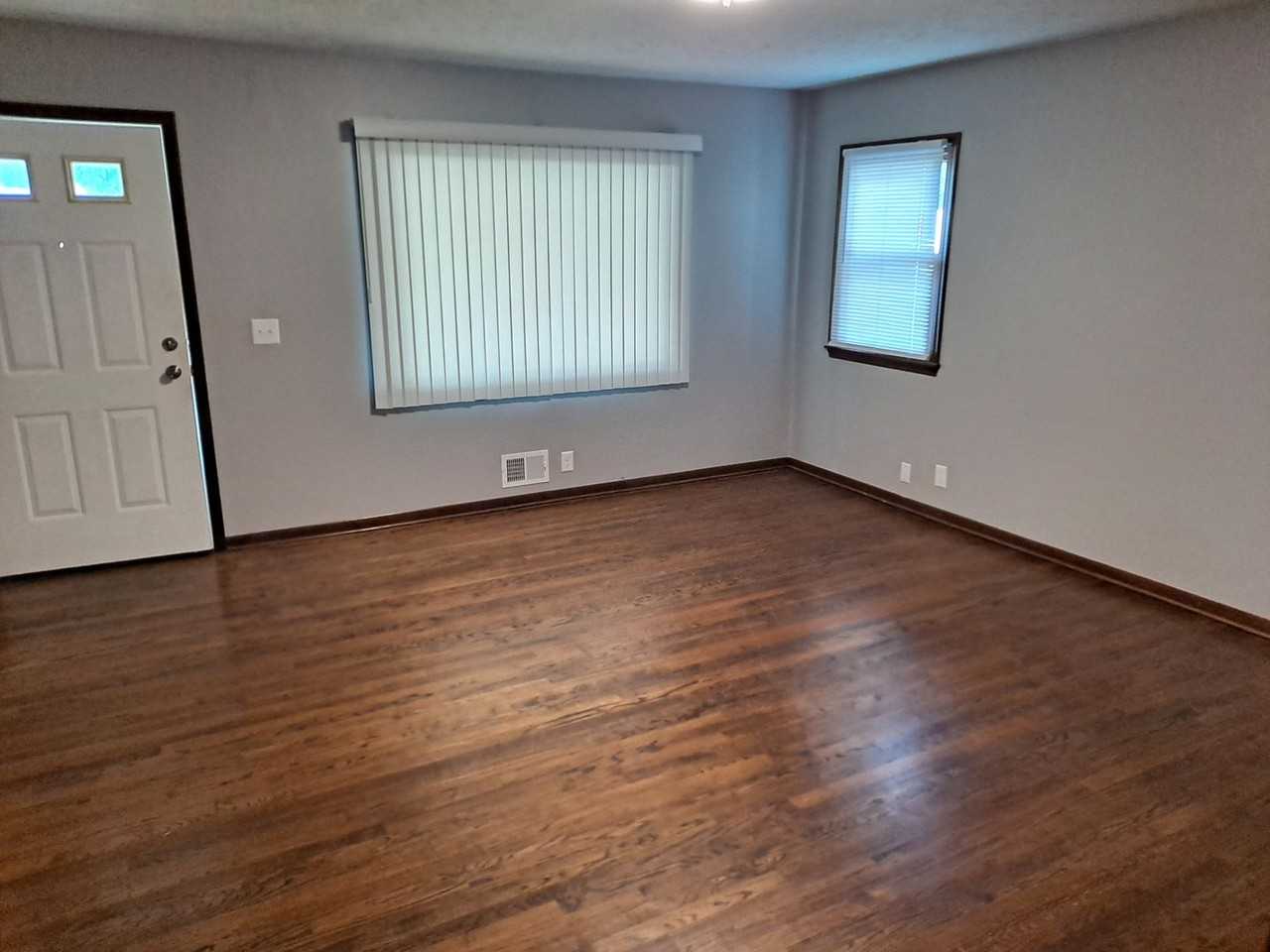 7660 Grover St - Photo 4 of 12