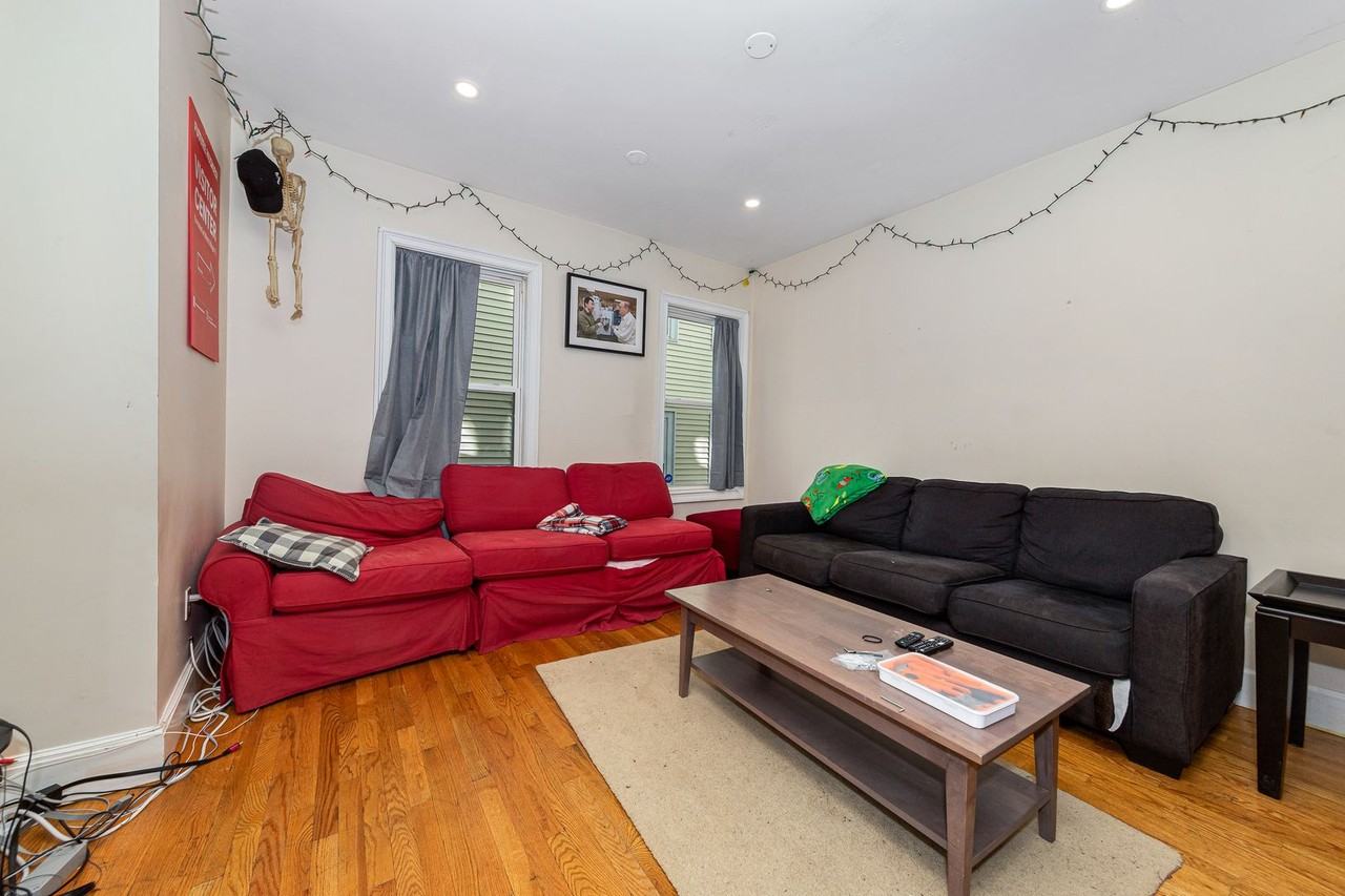 210 Calumet St - Photo 5 of 18