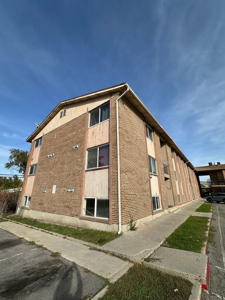 768 N Redwood Rd #12 - Photo 2 of 23