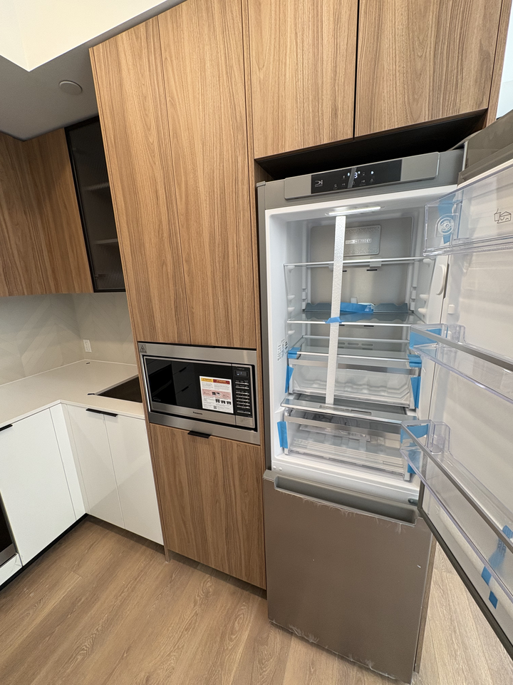 1037 The Queensway - Photo 4 of 11