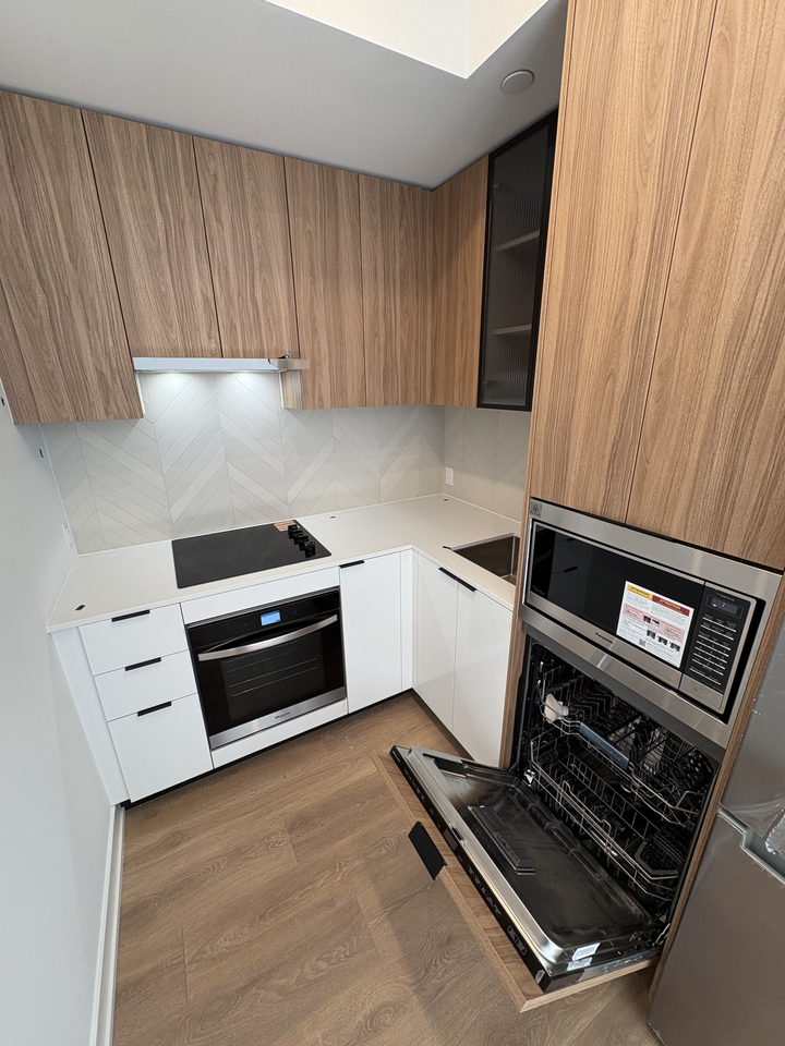 1037 The Queensway - Photo 6 of 11