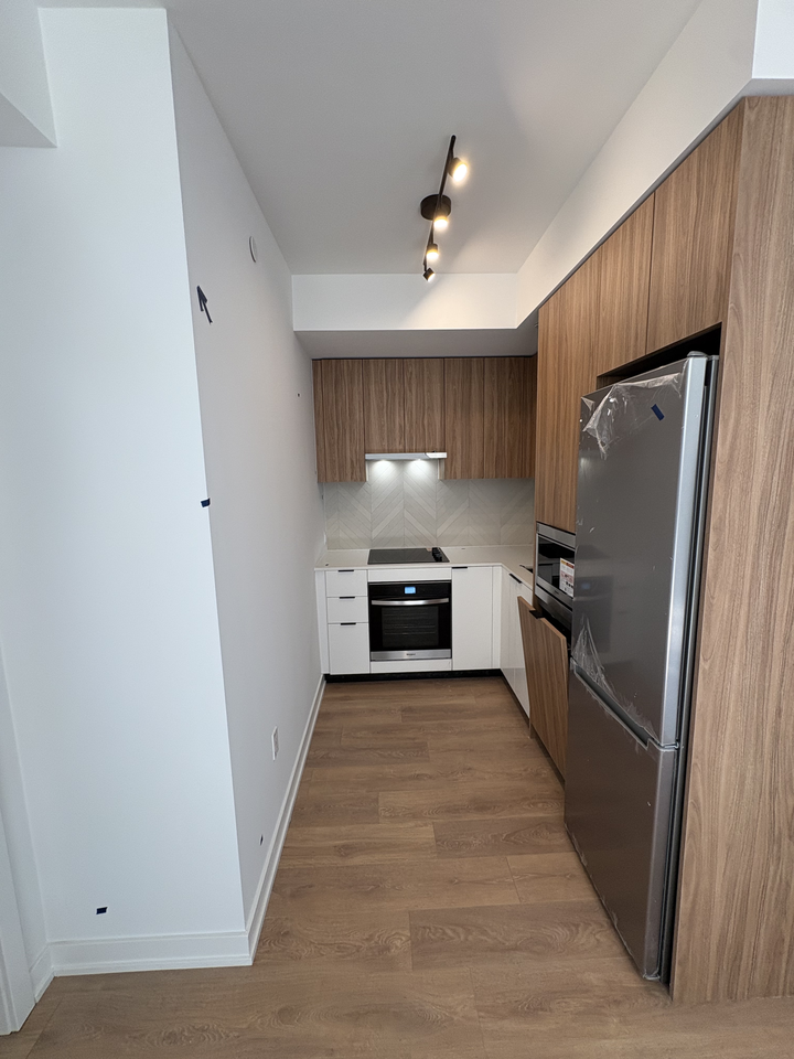 1037 The Queensway - Photo 7 of 11