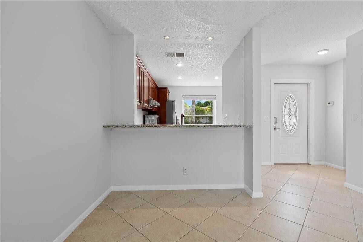 258 Palmetto Court - Photo 4 of 7