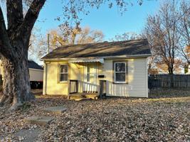 featured image of 1411 East Crestwood Drive