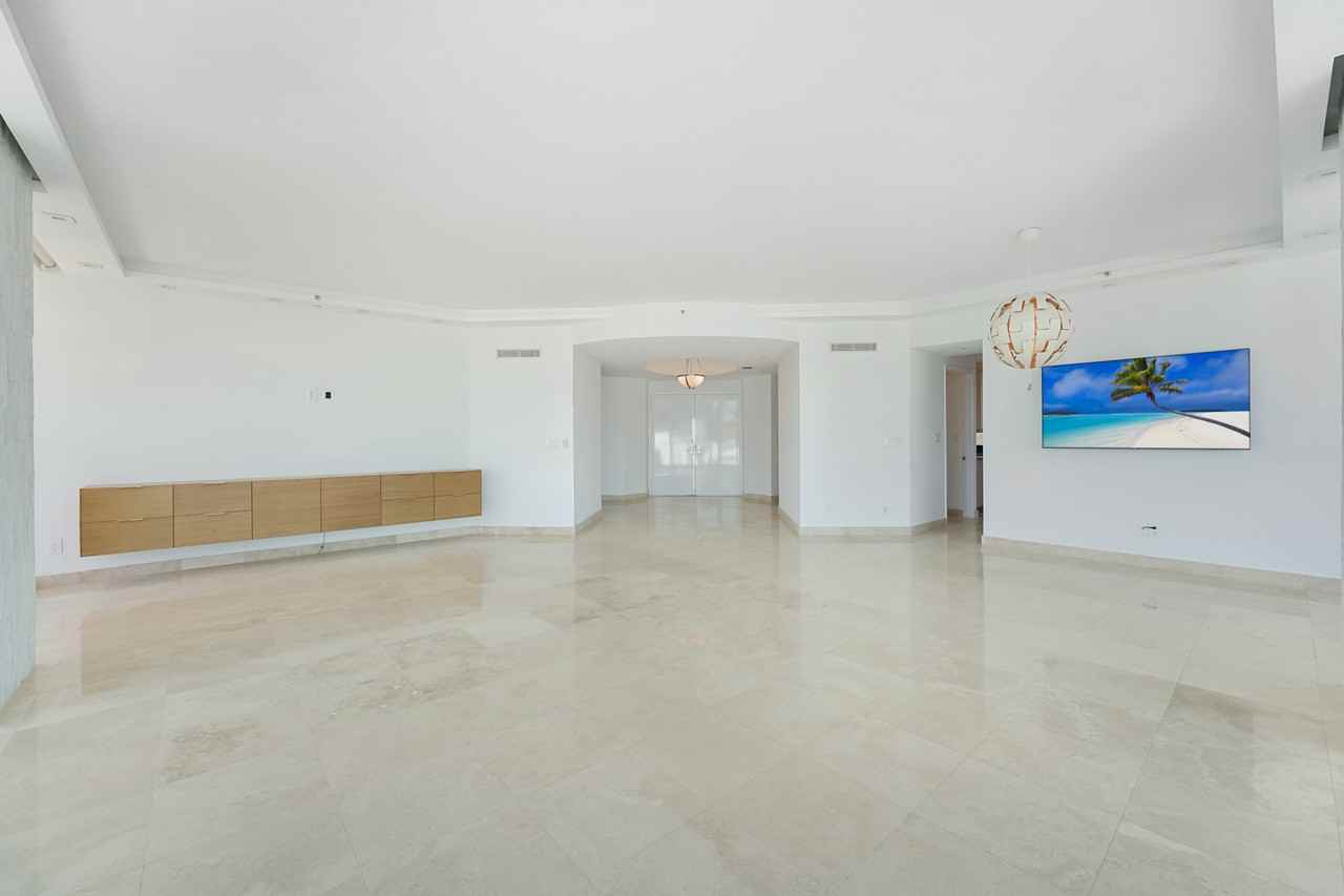 300 S Pointe Dr #405 - Photo 7 of 50
