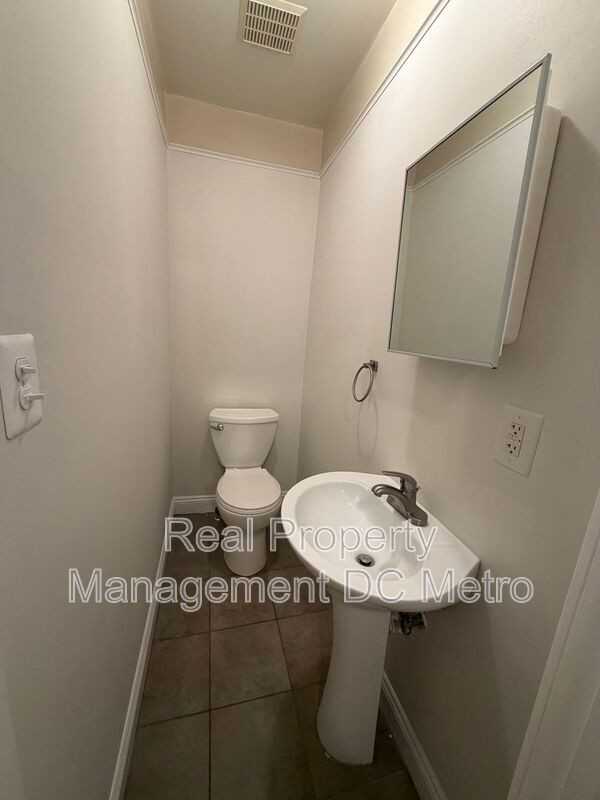 1219 Pleasant St Se - Photo 3 of 29