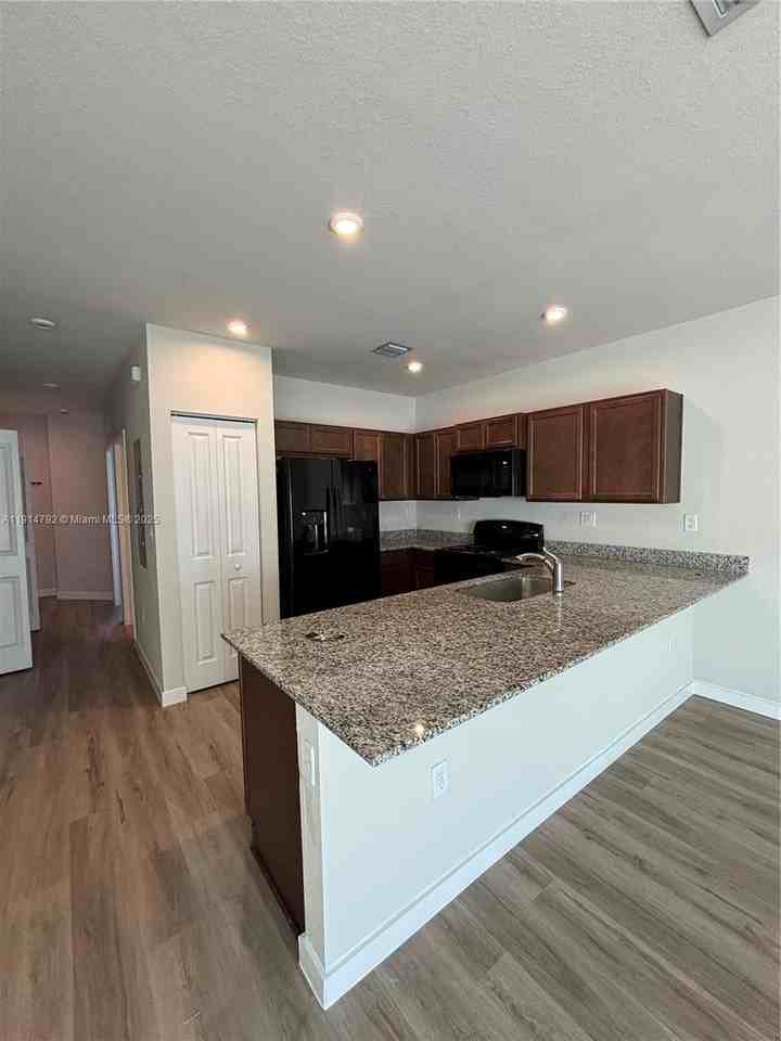 1021 Nw 5th Ave - Photo 3 of 8