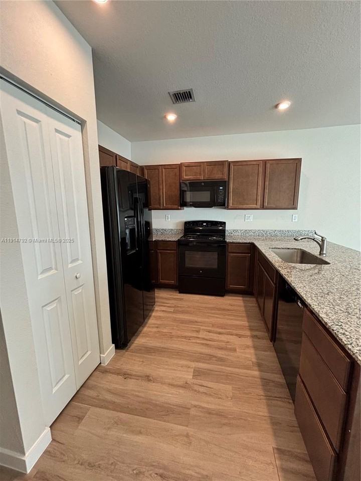 1021 Nw 5th Ave - Photo 4 of 8