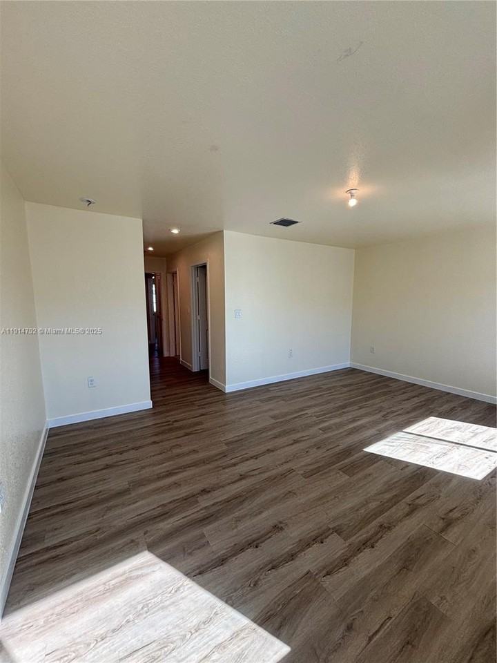 1021 Nw 5th Ave - Photo 6 of 8