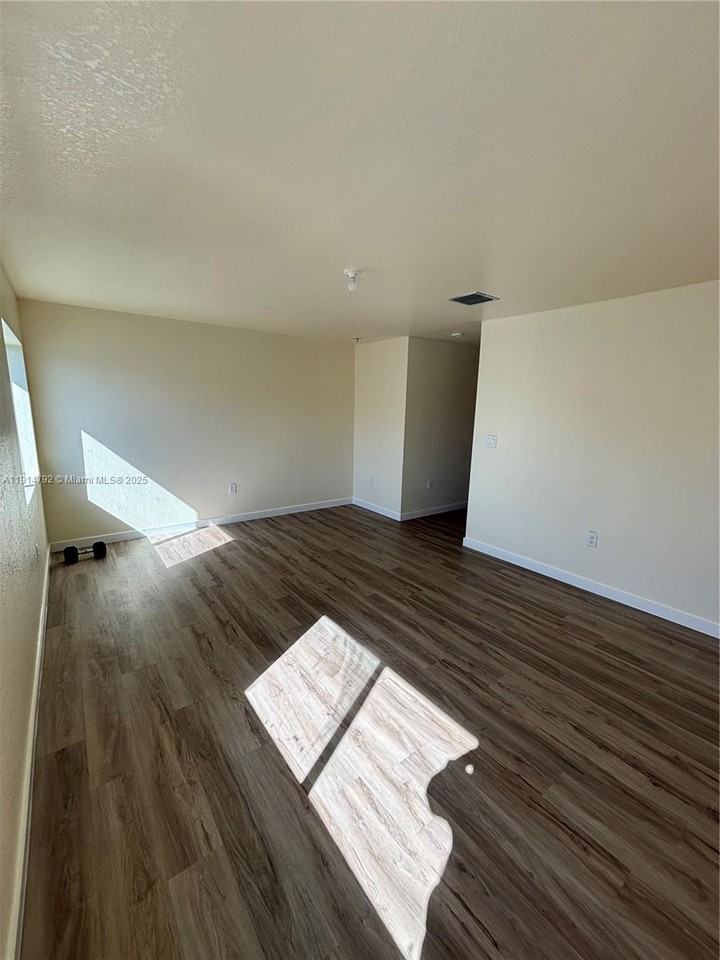 1021 Nw 5th Ave - Photo 7 of 8