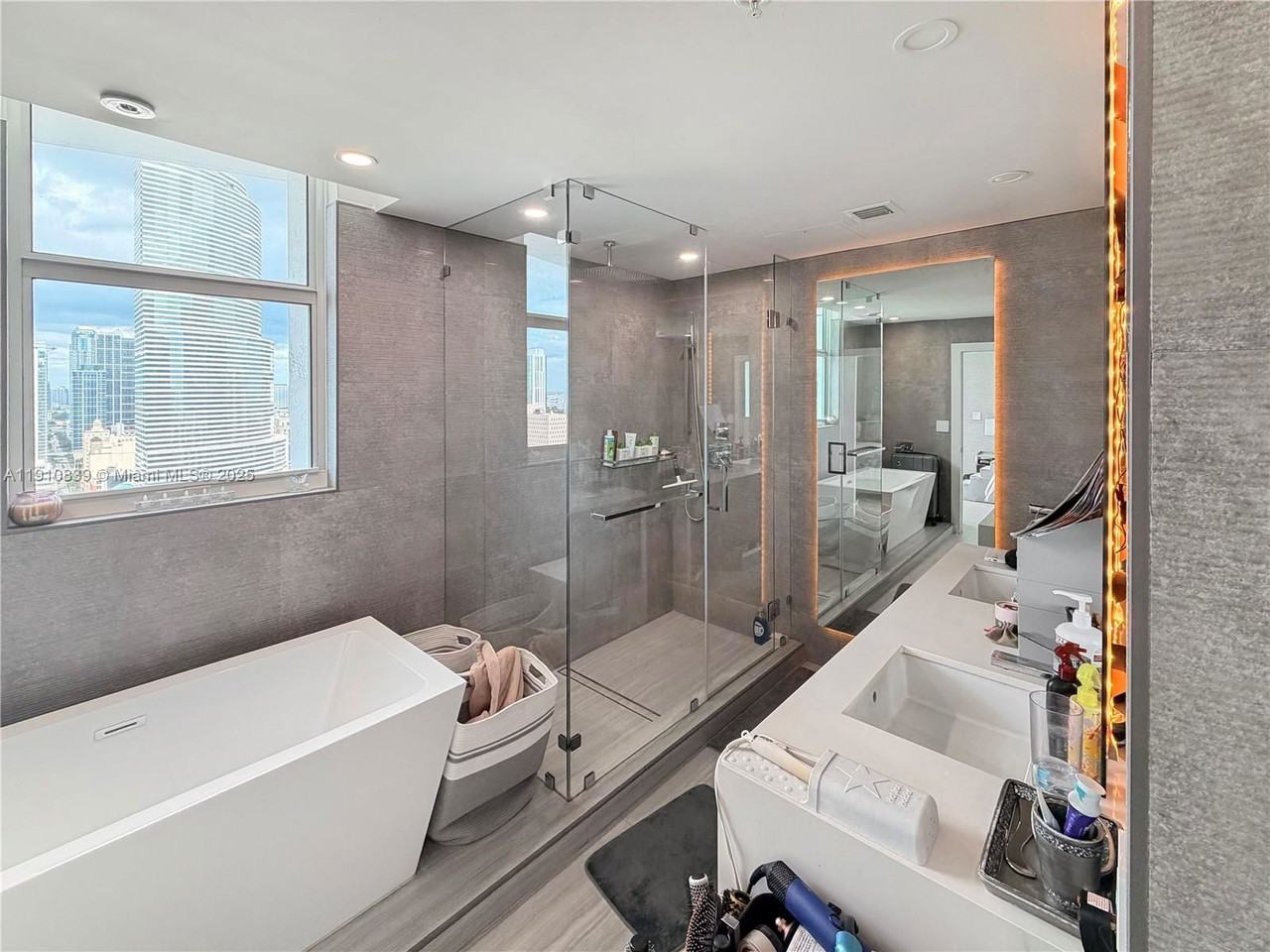 31 Southeast 5th Street - Photo 3 of 8