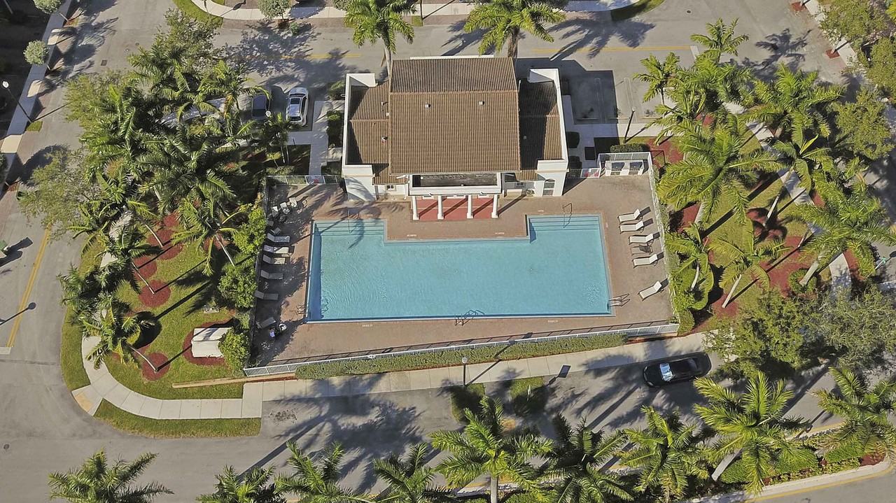 1457 Se 26th Ave - Photo 4 of 8