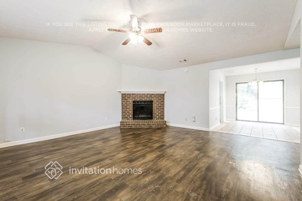 1002 Providence Way - Photo 4 of 17