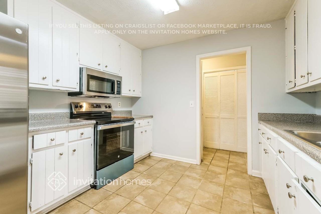 1002 Providence Way - Photo 7 of 17