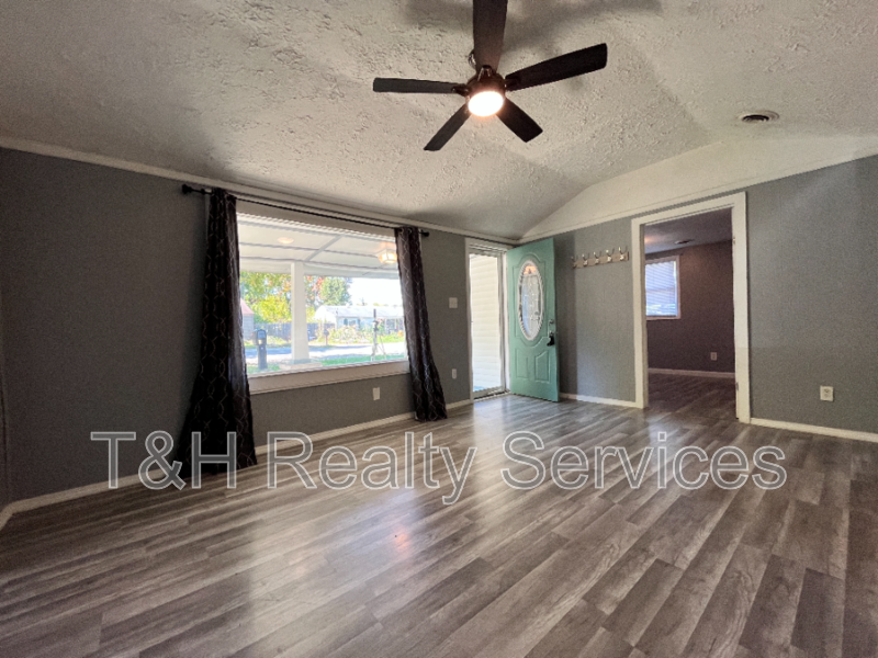 1604 S Oakdale Dr - Photo 6 of 14