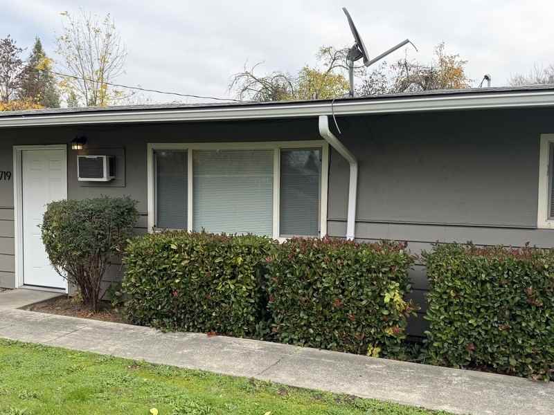 719 Southwest Bridge Street - Photo 4 of 23