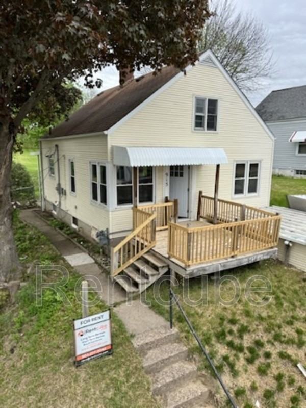 915 Pleasant St - Photo 2 of 16