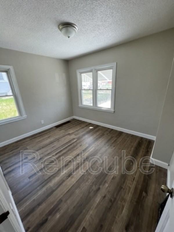 915 Pleasant St - Photo 5 of 16