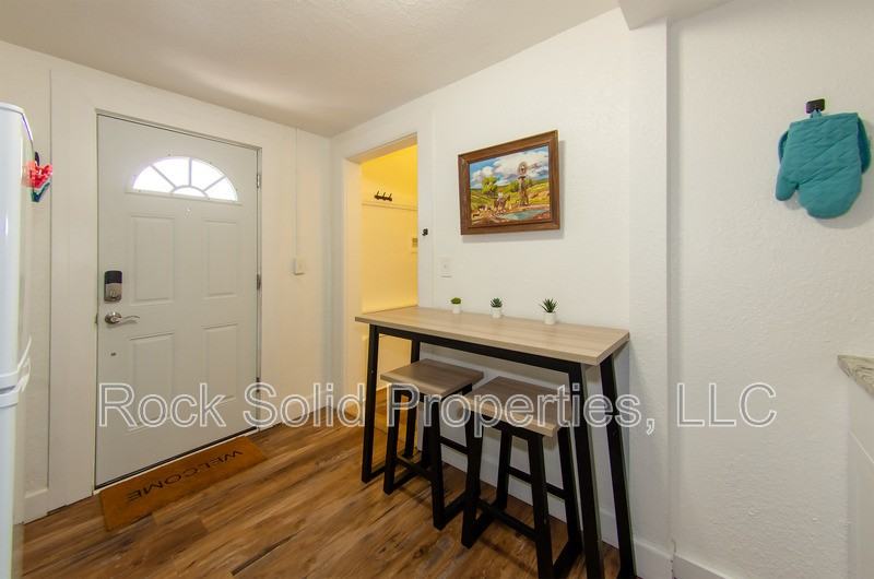 516 E 6th St - Photo 3 of 24