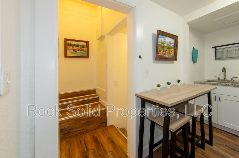 516 E 6th St - Photo 7 of 24