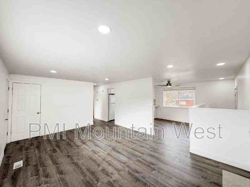 1011 Claremont Dr - Photo 4 of 50